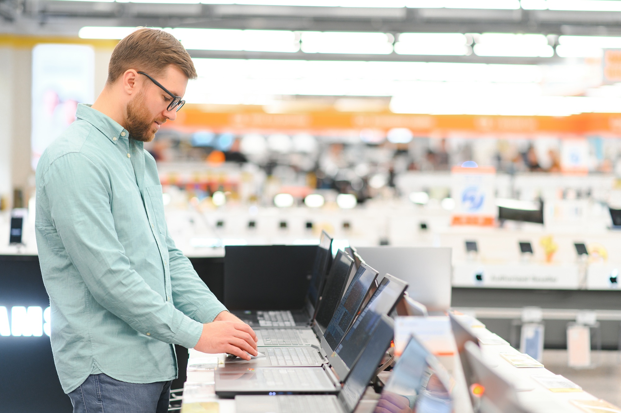 Professional browsing a selection of business laptops in a Florida tech store—ideal for companies and entrepreneurs shopping for business laptops Florida.