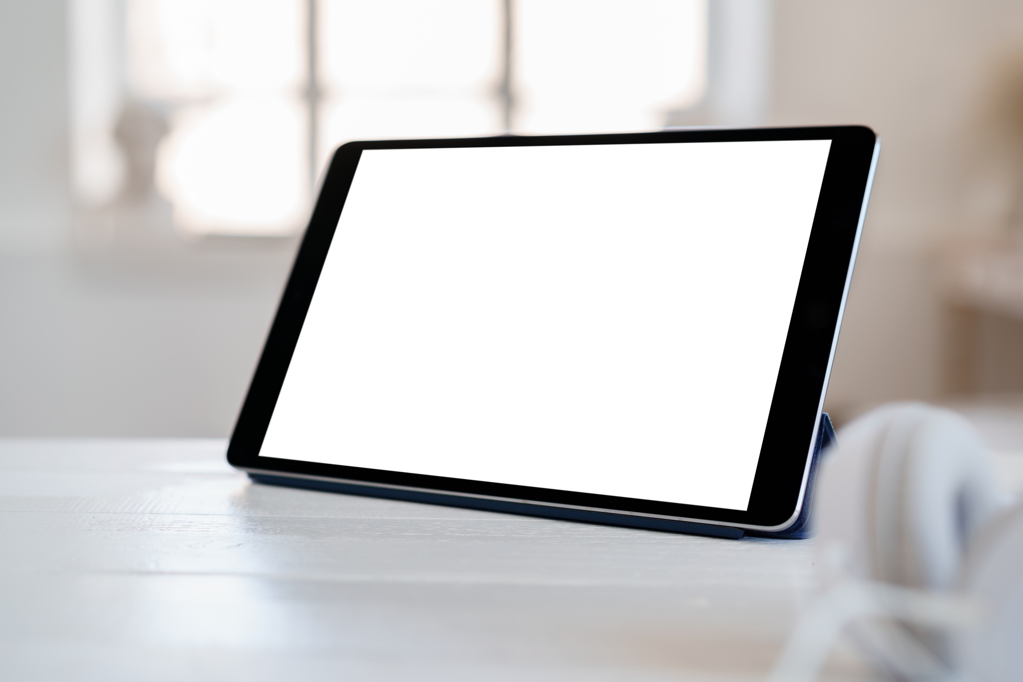 Sleek tablet-style display on a modern desk with a blank screen, ideal for showcasing smart Wi-Fi digital frames designed for seamless photo sharing.